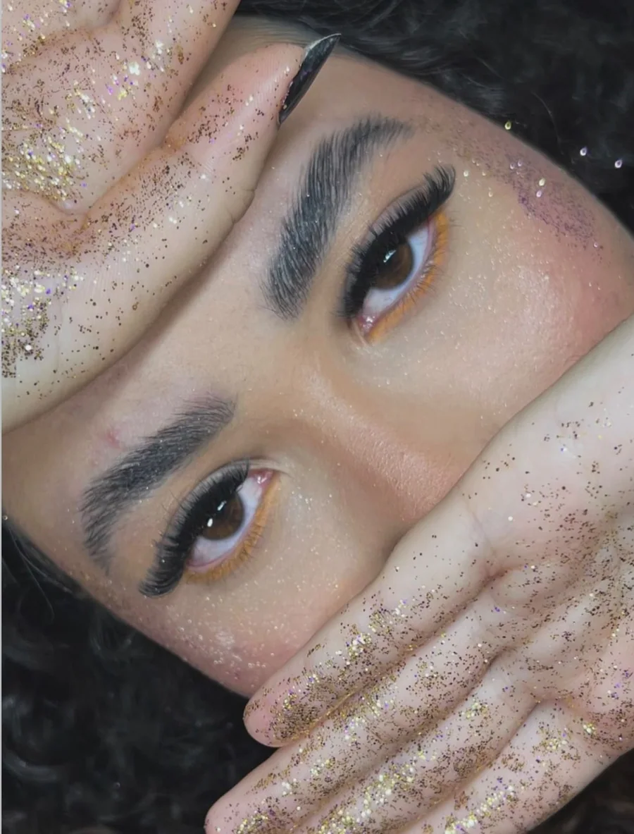 Produção de beleza com maquiagem e brilho
